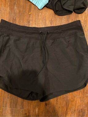 4 pairs of women’s athletic shorts size XL